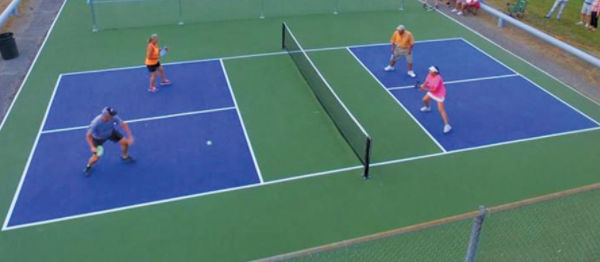 pickleball-court-with-players